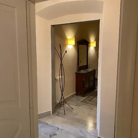 Appartement Renovated With 3 Bedrooms In An Historic Palazzo Between Port And Old Town *