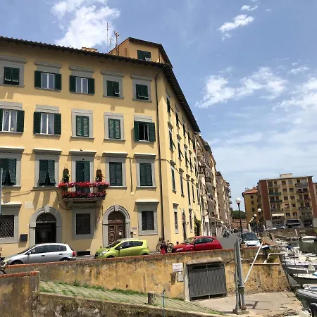 Renovated With 3 Bedrooms In An Historic Palazzo Between Port And Old Town Appartement *