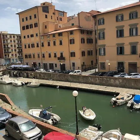 Renovated With 3 Bedrooms In An Historic Palazzo Between Port And Old Town Livourne