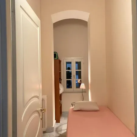 Renovated With 3 Bedrooms In An Historic Palazzo Between Port And Old Town Appartement Livourne