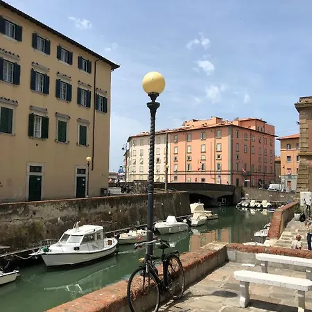 Renovated With 3 Bedrooms In An Historic Palazzo Between Port And Old Town *