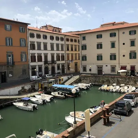 Renovated With 3 Bedrooms In An Historic Palazzo Between Port And Old Town Livorno