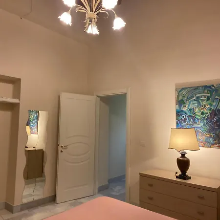 Appartamento Renovated With 3 Bedrooms In An Historic Palazzo Between Port And Old Town *
