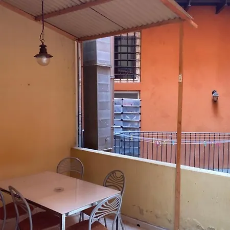 Renovated With 3 Bedrooms In An Historic Palazzo Between Port And Old Town *